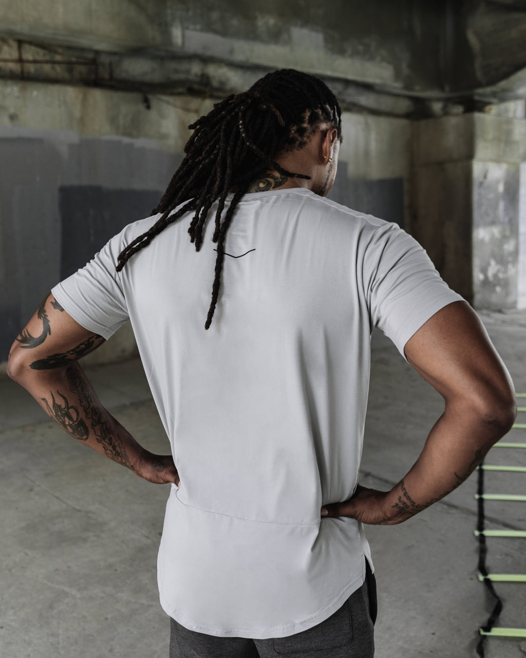GROUNDED PERFORMANCE TEE – STONE